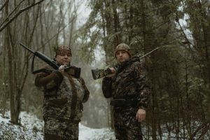 охотник с ружьём в лесу