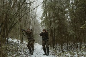 разнообразие охотничьих снаряжений на выставке
