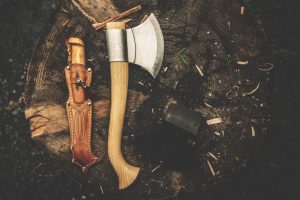 традиционные охотничьи инструменты на фоне природы