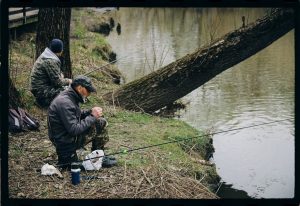 Рыболов на спокойном участке весенней реки
