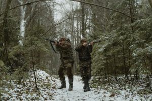 Охотник сверяет разрешение с картой угодий