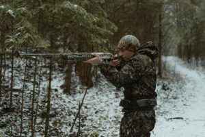 Охотник сверяет разрешение с картой угодий