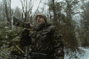 Подсвеченная сетка прицела на фоне вечернего леса
