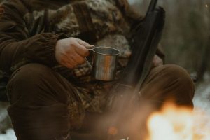 Охотники сверяют снаряжение перед выходом в угодья