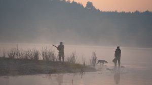 Группа охотников выходит на маршрут по лесной дороге