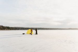 участники соревнований по ловле рыбы на льду