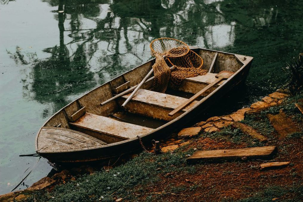 Надувная лодка и снаряжение перед спуском на воду