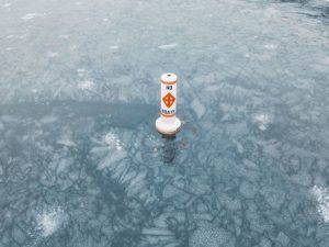 Весенний лёд у берега быстро теряет прочность
