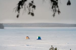 зимняя палатка на льду у рыболова