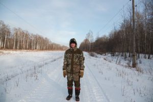 Охотник подбирает слои одежды перед выходом