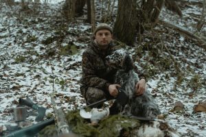 охотники разных поколений обсуждают маршрут у карты