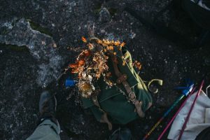 снаряжение разложено рядом с походным рюкзаком