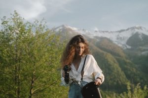 Бинокль помогает осмотреть просвет между деревьями