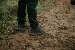 ботинки на сырой лесной тропе среди листьев