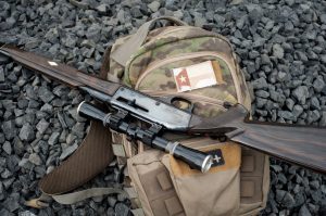Оптический прицел на карабине в открытых угодьях