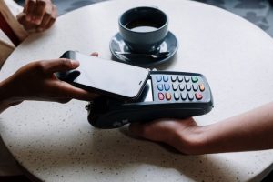 Проверка суммы перевода на экране телефона